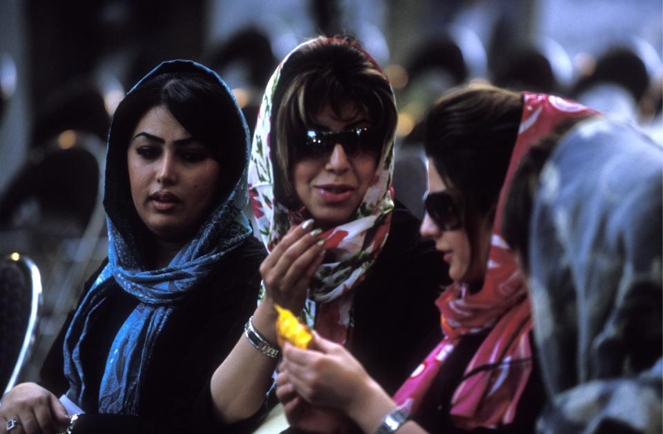 Im Iran ist es Gesetz: Frauen mit Kopftuch in Teheran. (Bild: ddp Images)