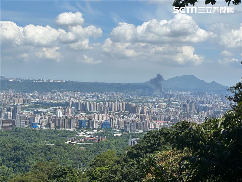 民眾在土城承天禪寺也能看到恐怖濃煙竄出。（圖／民眾提供）