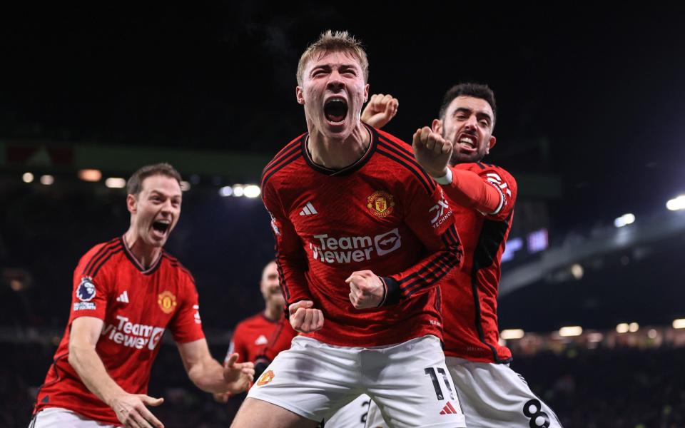 Manchester United's Rasmus Hojlund celebrates scoring their third and winning goal with Jonny Evans and Bruno Fernande