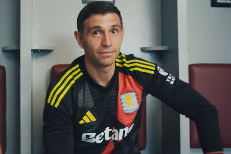 Emiliano Martínez participó del video de la presentación de la nueva camiseta de Aston Villa