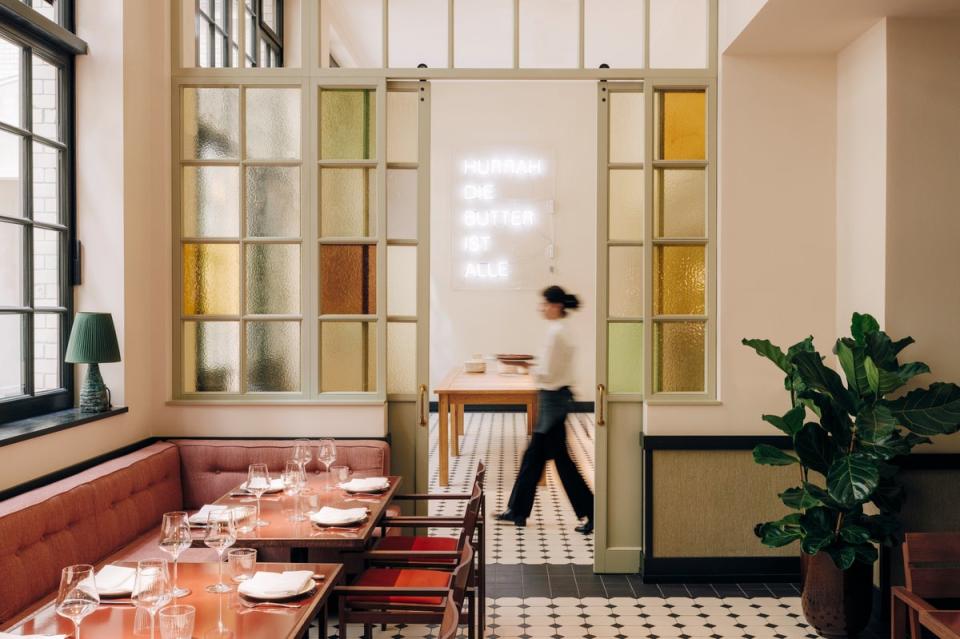 Stained glass in the dining room (Felix Brüggemann)