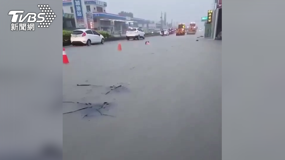 屏東地區道路汪洋一片。（圖／TVBS）