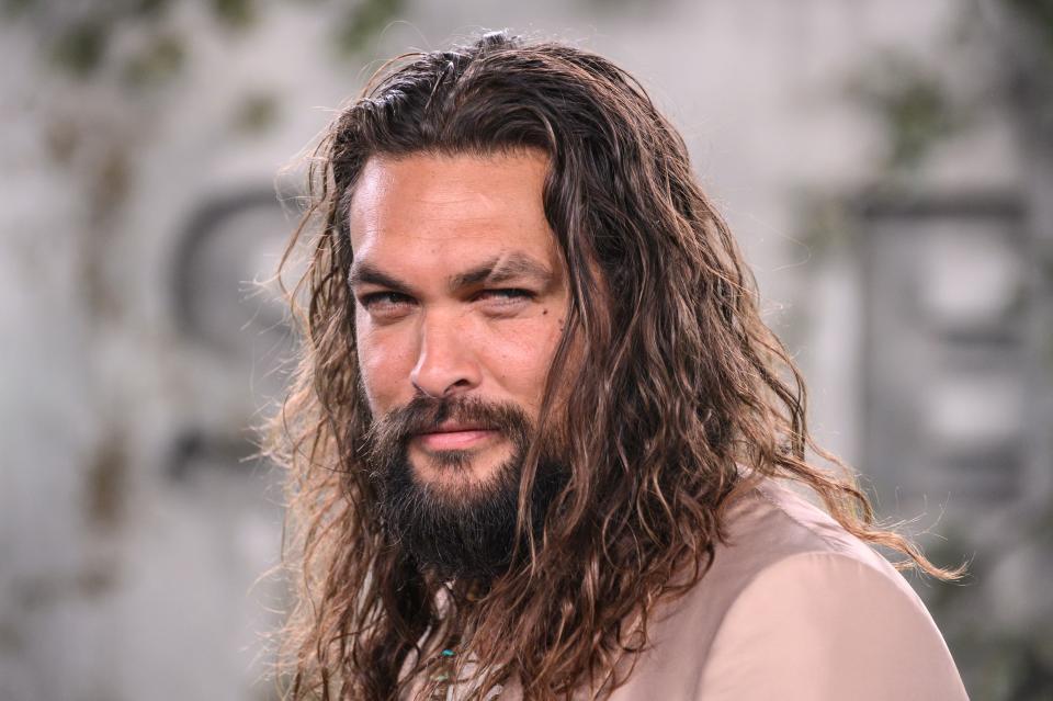 US actor Jason Momoa arrives for ApplJason Momoa hat sich den Umweltschutz zur Aufgabe gemacht - bei Einweg-Plastik sieht er rot (Bild: Getty Images)e TV+ world premiere of "SEE" at the Fox Regency Village Theater in Los Angeles on October 21, 2019. (Photo by Nick Agro / AFP) (Photo by NICK AGRO/AFP via Getty Images)