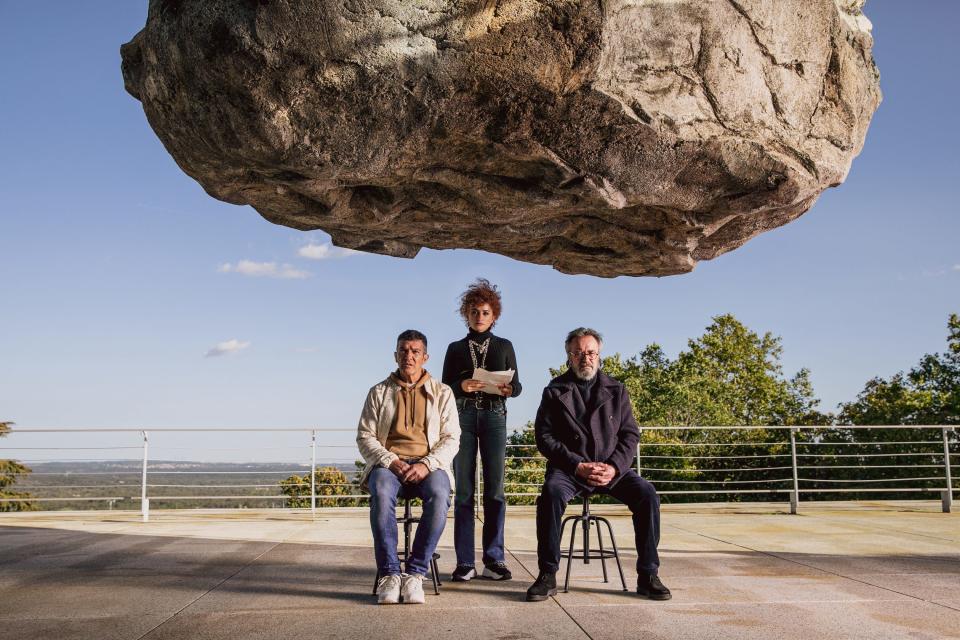 Lola (Penélope Cruz, center) instructs Félix (Antonio Banderas) and Iván (Oscar Martinez) to run dialogue while sitting under a massive boulder.