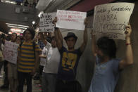 Cientos de estudiantes salieron de la estación del metro Chapultepec para dirigirse a la avenida Reforma en la Estela de Luz donde saldrán en marcha rumbo al Monumento a la Revolución en protesta por los resultados de los comicios electorales realizados el día de ayer.