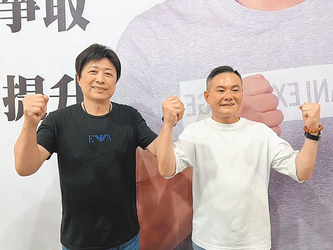 雲林縣虎尾鎮長補選，藍營林嘉弘（左）選前呼聲高，13日如願以1萬657票當選，與前虎尾鎮長、現任立委丁學忠（右）開心合照。（張朝欣攝）