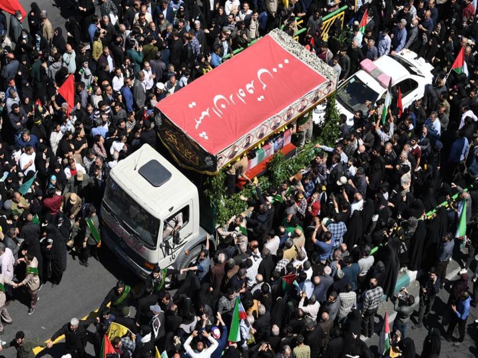 伊朗駐敘大馬士革大使館領事館七人遭到以色列空襲喪生，伊朗德黑蘭民眾為死者送葬。