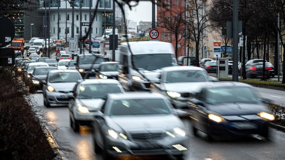 Dichter Verkehr in der Münchener Innenstadt. Foto: Sina Schuldt