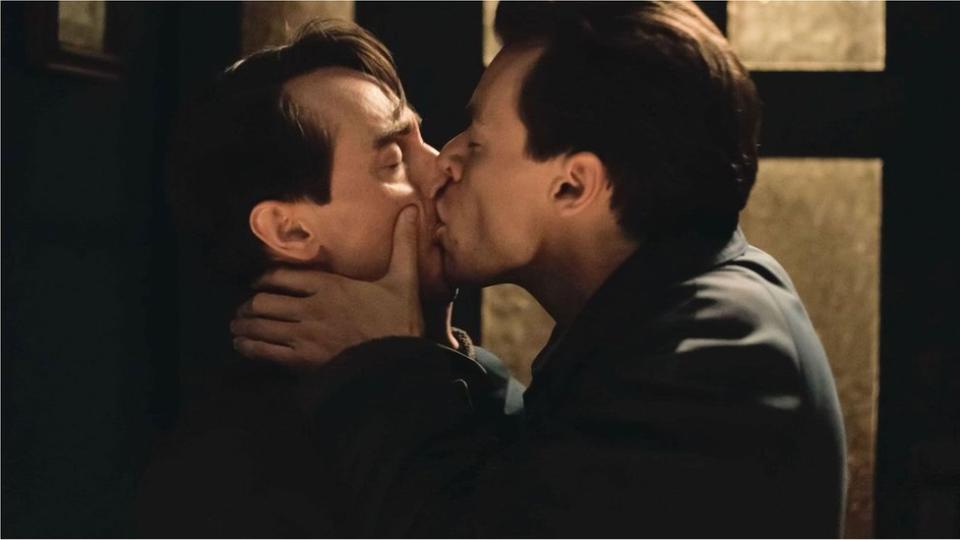 Harry Styles y David Dawson se besan en una escena de &quot;My Policeman&quot;.