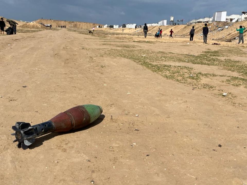 An exploded mortar bomb in Gaza, with young children not far away from the weapon (©HI)