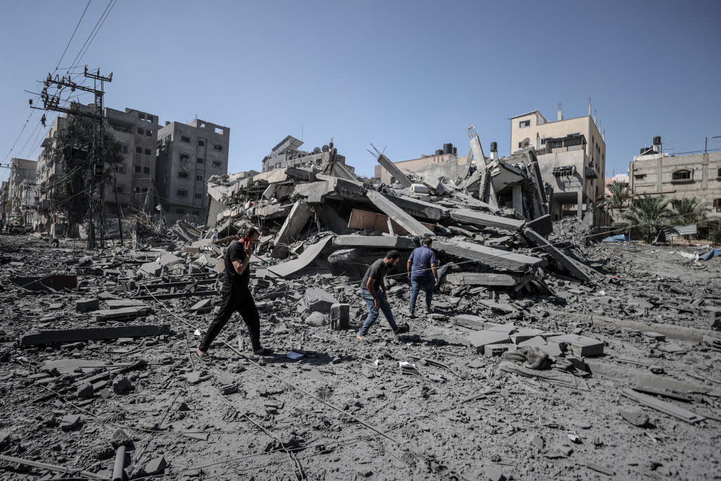  Rubble and ruins in Gaza . 