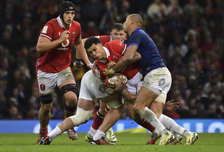 El galés Rio Dyer es tackleado por Gael Fickou durante el partido del Seis Naciones