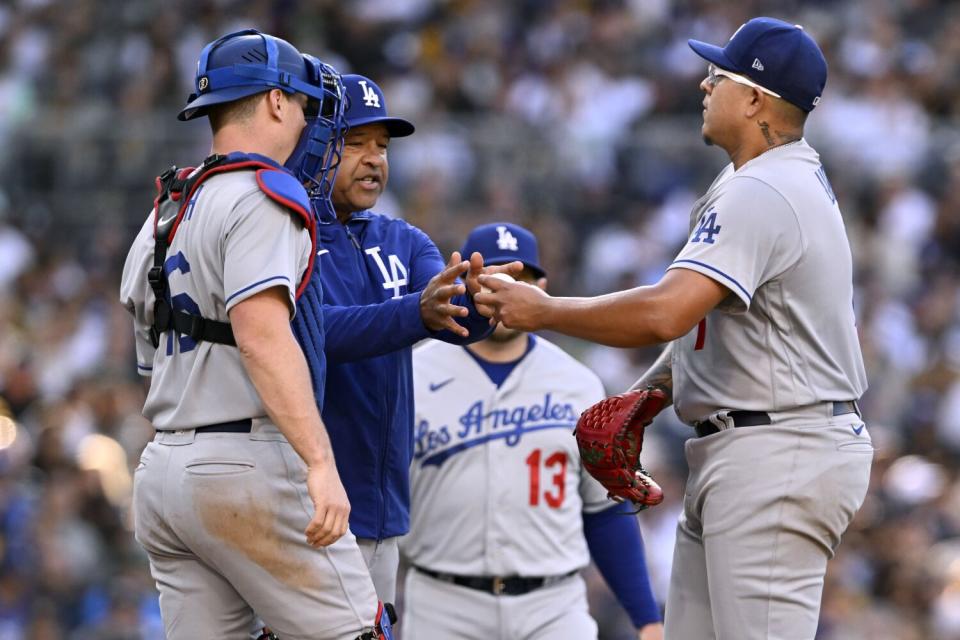 Le manager des Dodgers, Dave Roberts, tire Julio Ur&# xe;comme d'un match contre les Padres de San Diego le 7 mai.