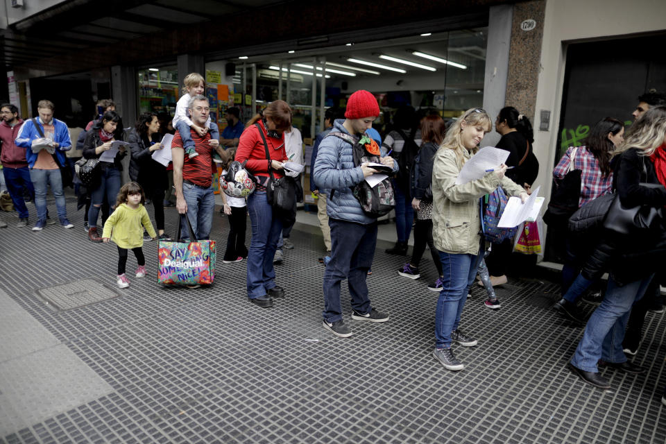 La gente hace cola para entregar un formulario en el que renuncia a su afiliación religiosa, en Buenos Aires, sábado 18 de agosto de 2018. Cientos de personas se congregaron el sábado en el centro de Buenos Aires en un evento para “darse de baja” de la Iglesia Católica y reivindicar que las creencias religiosas no deben seguir marcando la vida política del país, poco después del rechazo del Senado a proyecto de ley de legalización del aborto. (AP Foto/Natacha Pisarenko)