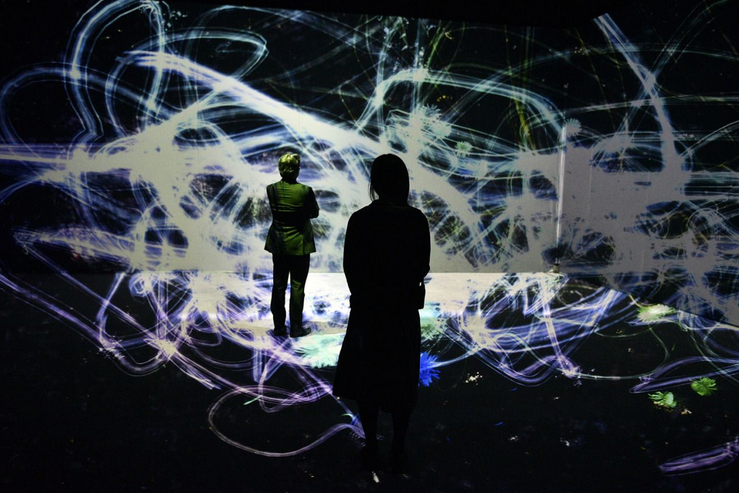 Besucher der Ausstellung „The Universe and Art“ studieren eine Installation im Mori Art Museum in Tokio. (Bild: FRANCK ROBICHON/EPA)