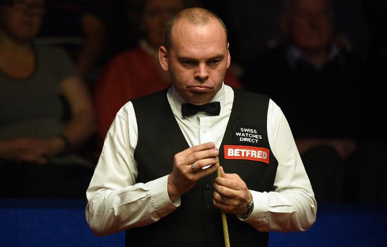 England's Stuart Bingham chalks his cue during the third session of the World Championship Snooker final against England's Shaun Murphy at The Crucible in Sheffield on May 4, 2015