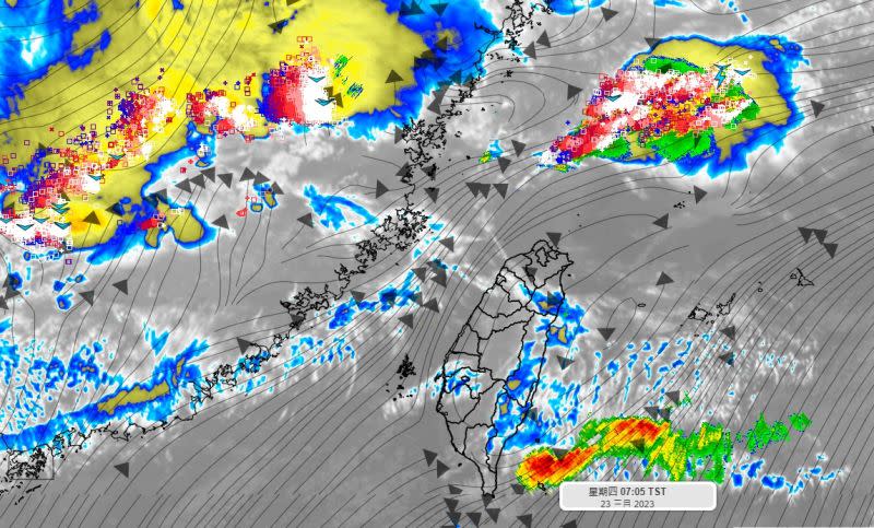 ▲台灣北方海面有大片的閃電對流，目前正逐步南下當中。（圖／氣象達人彭啟明臉書）