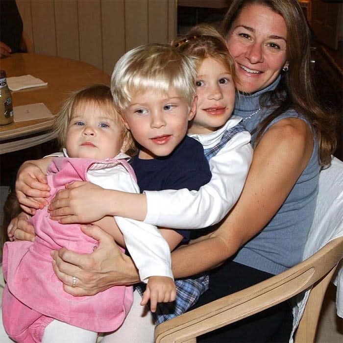 Phoebe Gates con sus hermanos y su madre