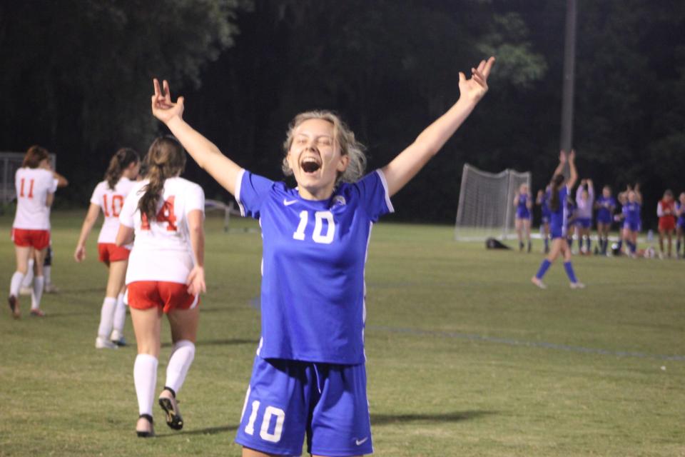 La estudiante de último año de St. Andrew, Sarah Koegler, celebra después de una victoria en los playoffs sobre Deerfield-Windsor el miércoles.