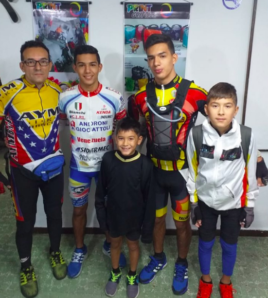 Joseph Escalante y sus cuatro hijos al iniciar su éxodo migratorio en bicicleta en julio 2019 desde Venezuela hacia el sur del continente americano. Foto captura pantalla Facebook.