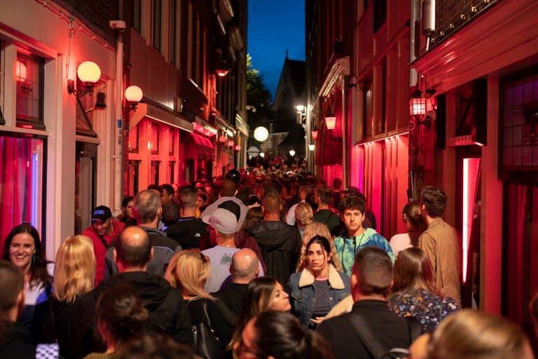 Los visitantes llenan el Barrio Rojo de Ámsterdam