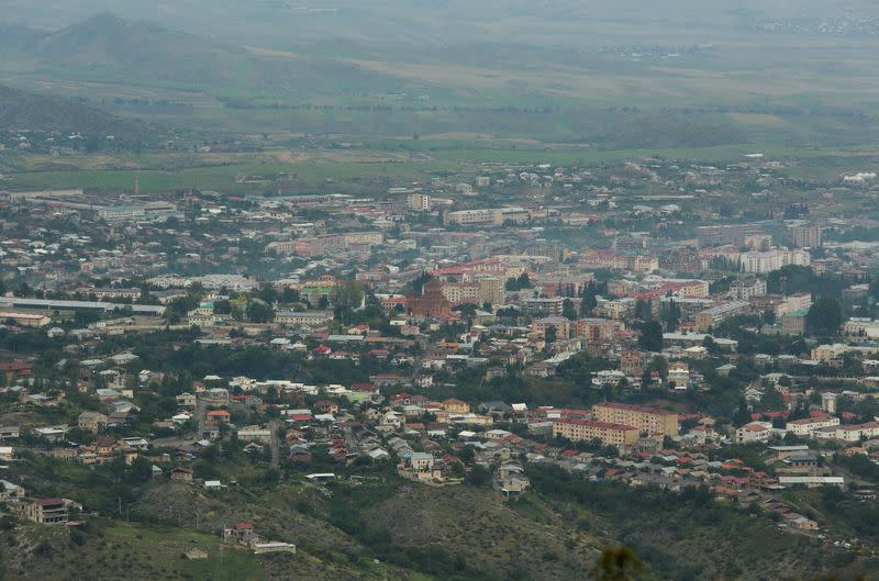 Vista general de Stepanakert, ciudad habitada mayoritariamente por armenios, desde la ciudad de Shusha, controlada por Azerbaiyán, en la región de Nagorno Karabaj