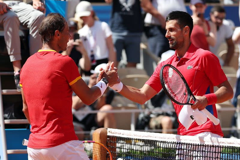 El serbio Novak Djokovic se saluda con el español Rafael Nadal tras el partido por la segunda ronda de los Juegos Olímpicos de París 2024, en Roland-Garros, París, Francia