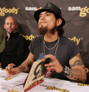 Neil Strauss watches Dave Navarro sign copies of their co-authored <em><span class="a-size-extra-large">Don’t Try This at Home: A Year in the Life of Dave Navarro</span></em>. (Photo by J. Shearer/WireImage via Getty Images)