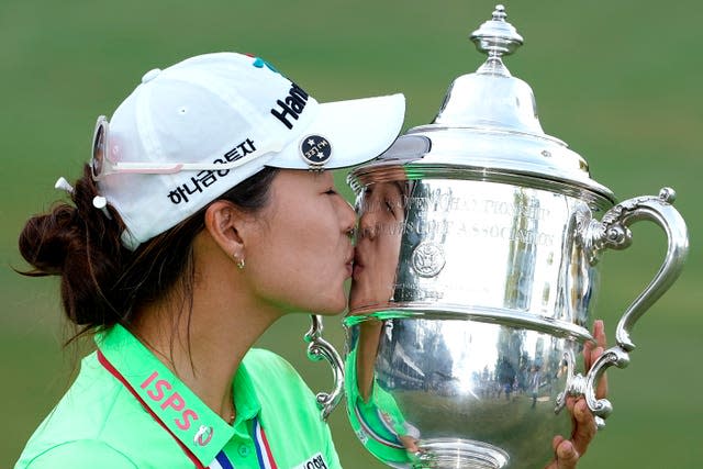 Minjee Lee, of Australia, kisses the Harton S Semple Trophy