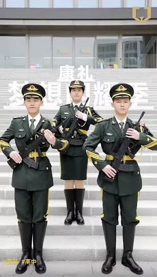 英國「克雷格公學」在武漢開辦的「康禮高級中學」，高中生穿軍服站成護衛隊陣式。取自抖音