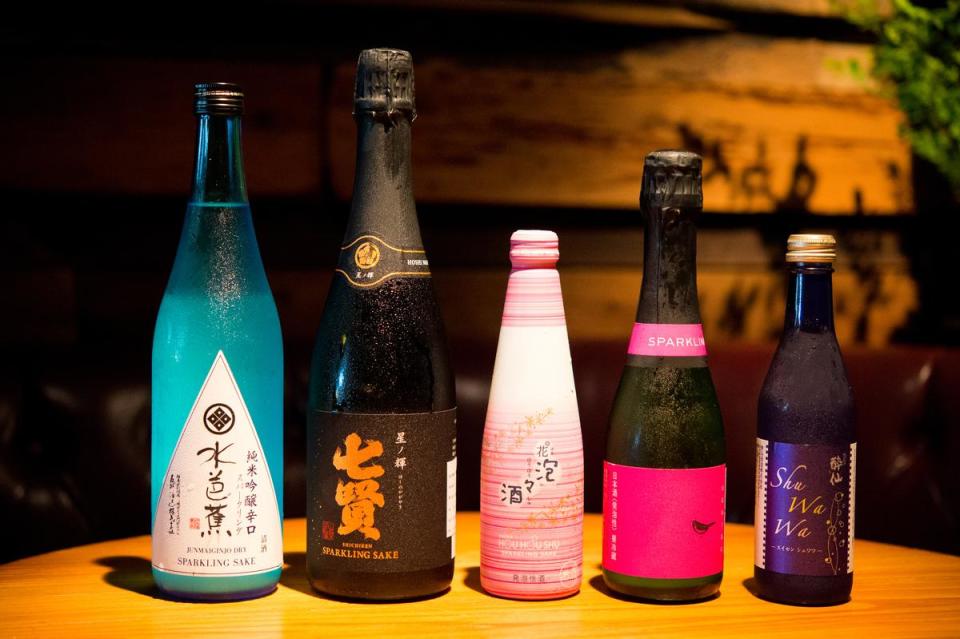歐子豪推薦的5款氣泡日本酒。左起依序為「水芭蕉」（1,550元／瓶）、「七賢」（2,450元／瓶）、「花泡々酒」（580元／瓶）、「庭之鶯」（760元／瓶）、「Shu Wa Wa」（400元／瓶）。