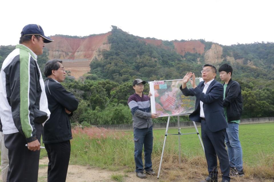 蔡其昌率相關單位人員會勘鐵砧山活化及整治工程。   蔡其昌辦公室/提供