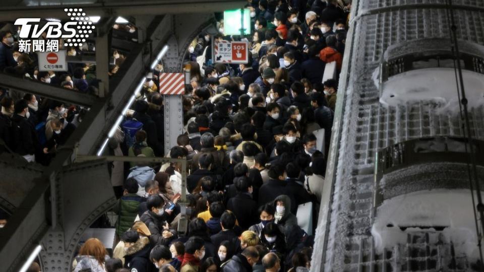 JR大阪車站因為列車遭取消、延遲而擠滿大量乘客。（圖／達志影像美聯社）