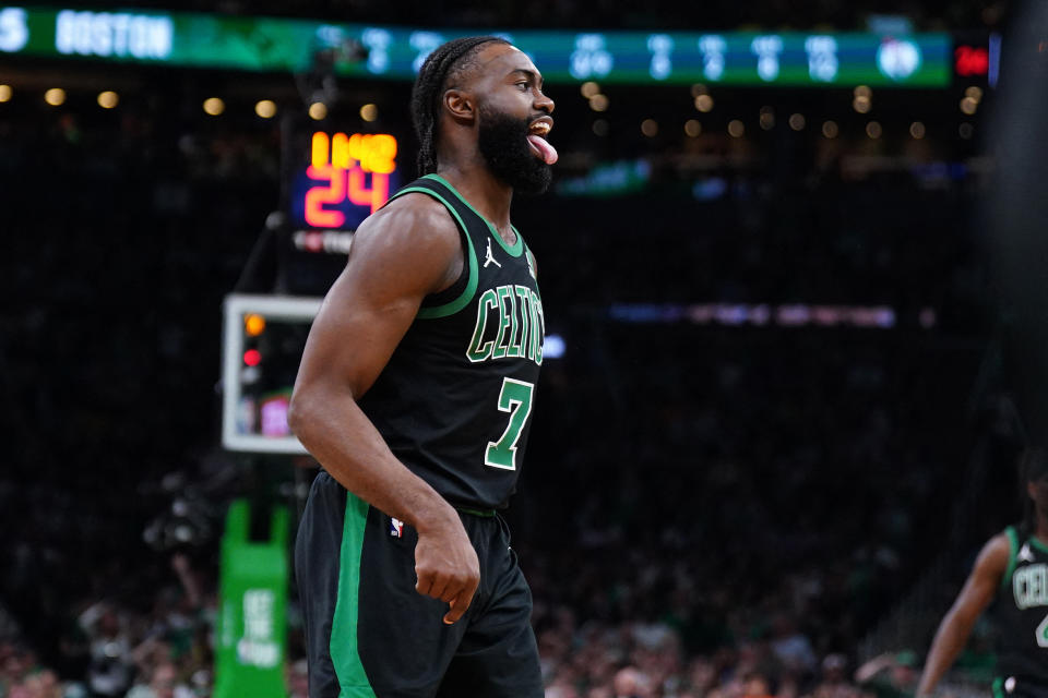 23 mei 2024;  Boston, Massachusetts, VS;  Boston Celtics-bewaker Jaylen Brown (7) reageert na het maken van een driepuntsvelddoelpunt tegen de Indiana Pacers in de eerste helft tijdens Game 2 van de Eastern Conference Finals van de NBA Playoffs 2024 in TD Garden.  Verplicht krediet: David Butler II-USA TODAY Sports