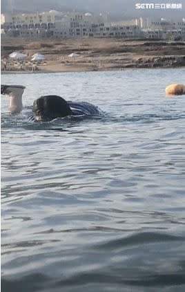 死海漂浮卻險些溺斃，團員緊急送醫急救。（圖／投訴民眾提供）