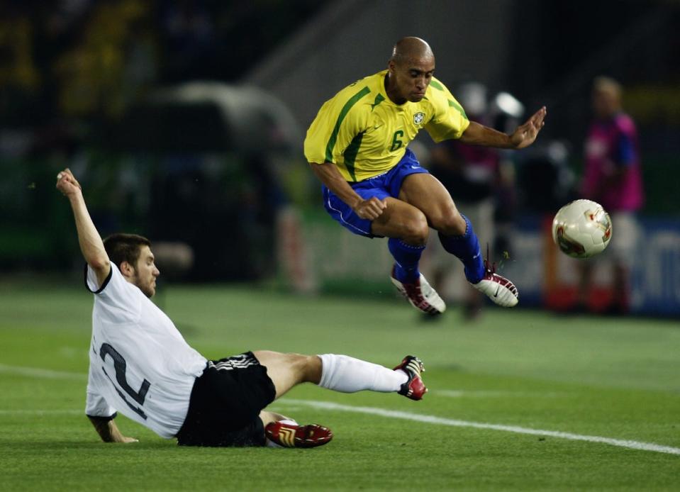 Roberto Carlos skips over a sliding challenge by Torsten Frings (Getty Images)