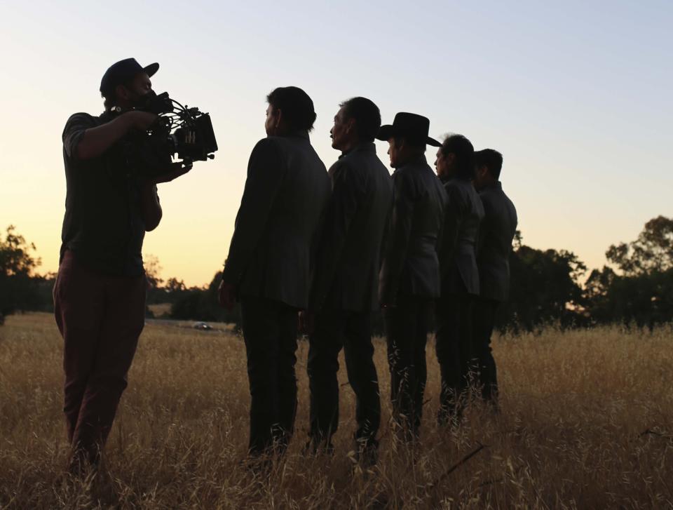 En esta imagen difundida por Prime Video, Los Tigres del Norte durante la filmación del documental "Los Tigres del Norte: Historias que contar", estrenado el viernes 17 de junio en Amazon Prime Video. (Amazon Prime Video vía AP)