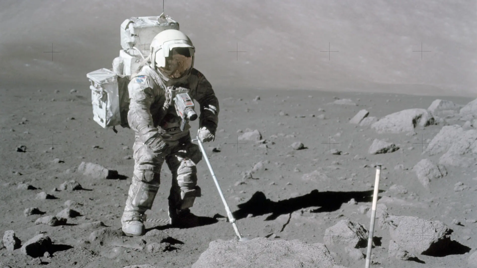 El astronauta Harrison Schmitt durante un paseo espacial en la misión Apolo 17. NASA, <a href="http://creativecommons.org/licenses/by/4.0/" rel="nofollow noopener" target="_blank" data-ylk="slk:CC BY;elm:context_link;itc:0;sec:content-canvas" class="link ">CC BY</a>