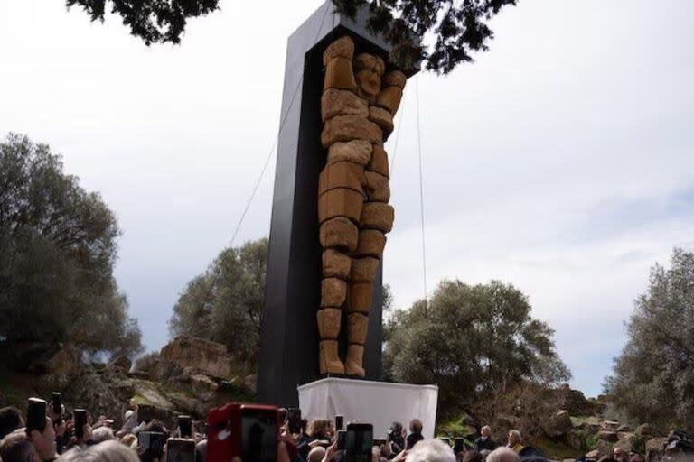 El coloso griego que fue puesto en valor en Sicilia y que mide más de 8 metros de alto