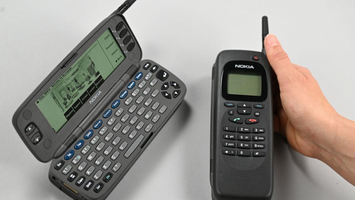 Ein original «Nokia 9000 Communicator» (r) und ein aufgeklappter baugleicher Dummy.