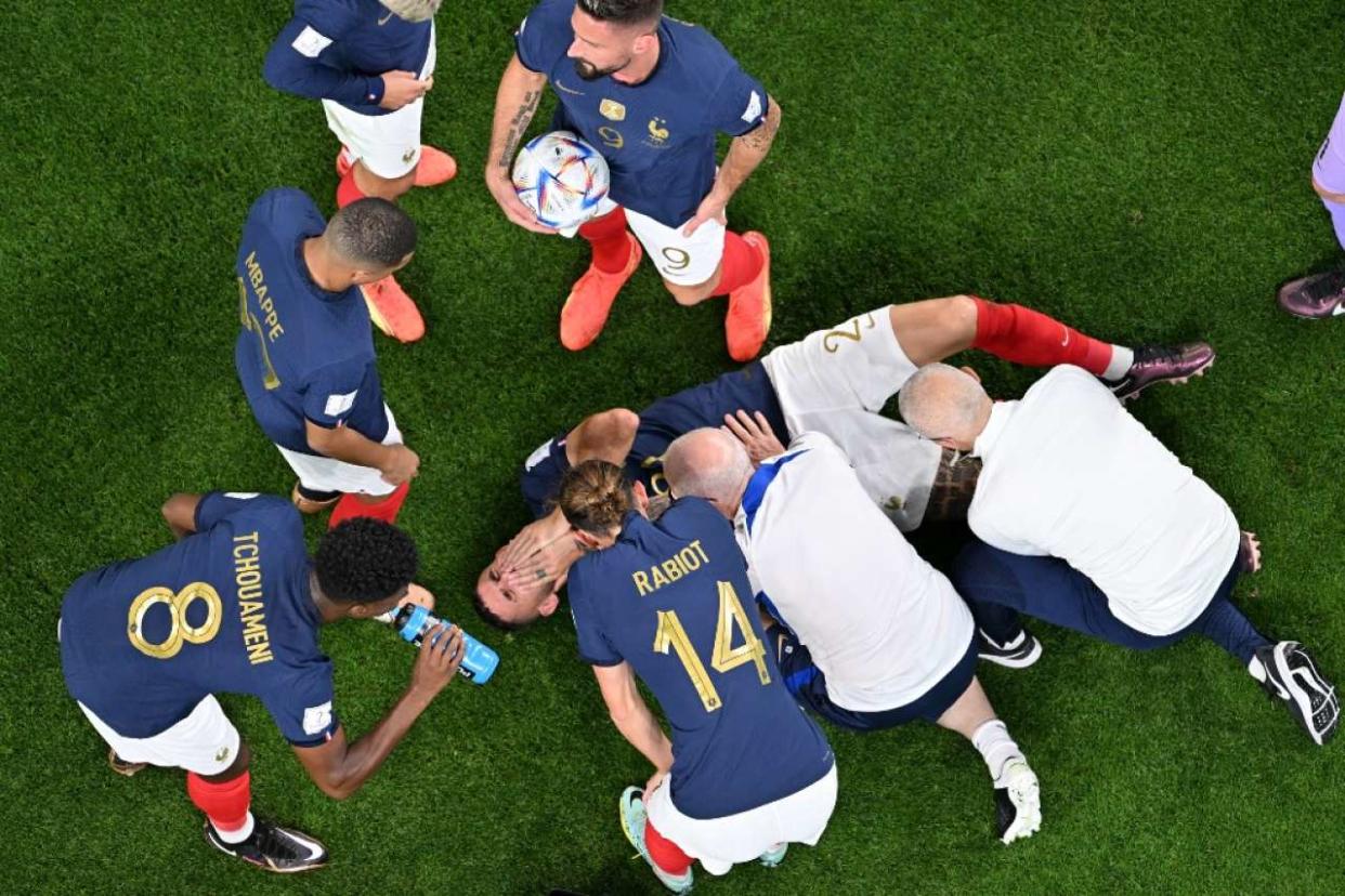 France's defender #21 Lucas Hernandez (C) receives medical treatment during the Qatar 2022 World Cup Group D football match between France and Australia at the Al-Janoub Stadium in Al-Wakrah, south of Doha on November 22, 2022. (Photo by François-Xavier MARIT / AFP)