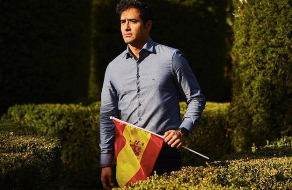 Alvise Pérez portando una bandera de España. (Fuente: Instagram/@alviseperez)