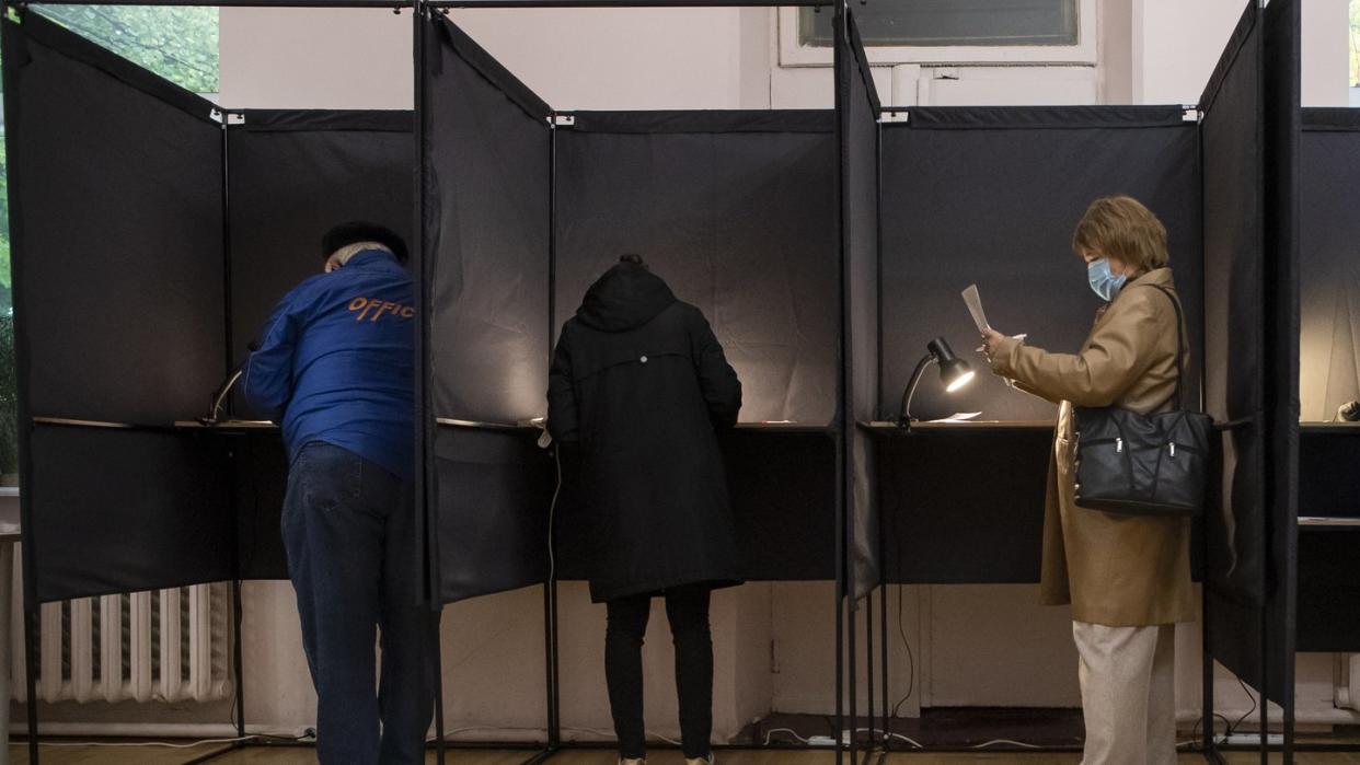 Bürger geben in einem Wahllokal in Vilnius ihre Stimme ab.