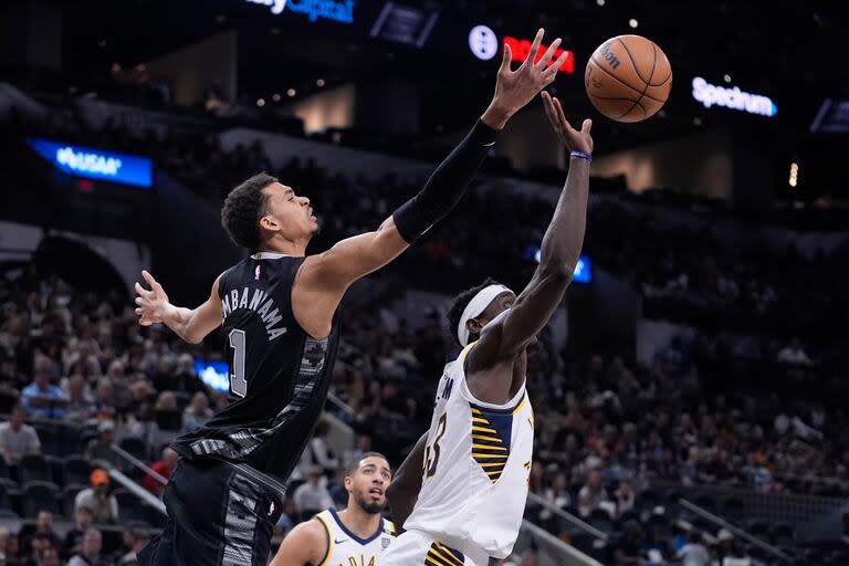 El francés Víctor Wembanyama, pivote de San Antonio Spurs, tiene apenas 20 años, pero ya es considerado el mejor defensor y el jugador más apropiado para construir un equipo alrededor.