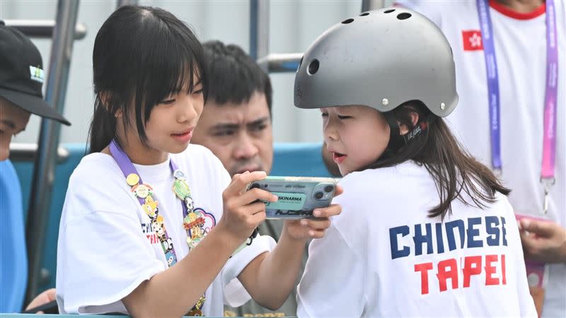 杭州亞運，11歲滑板女孩林逸凡（左）。（圖／中華奧會提供）