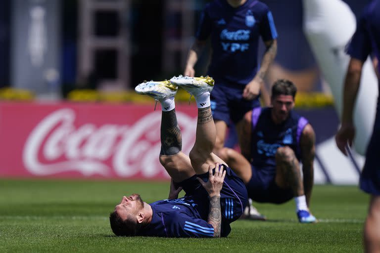 Lionel Messi, piernas hacia arriba, con la mirada en el cielo