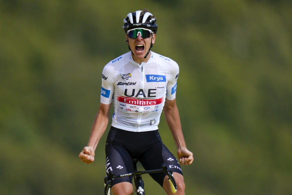 ARCHIVO - Foto del 22 de julio del 2023, el esloveno Tadej Pogacar porta el maillot al mejor ciclista joven al cruzar la meta en la 20ma etapa del Tour de Francia entre Belfort y Le Markstein Fellering, Francia. (AP Photo/Daniel Cole, Archivo)