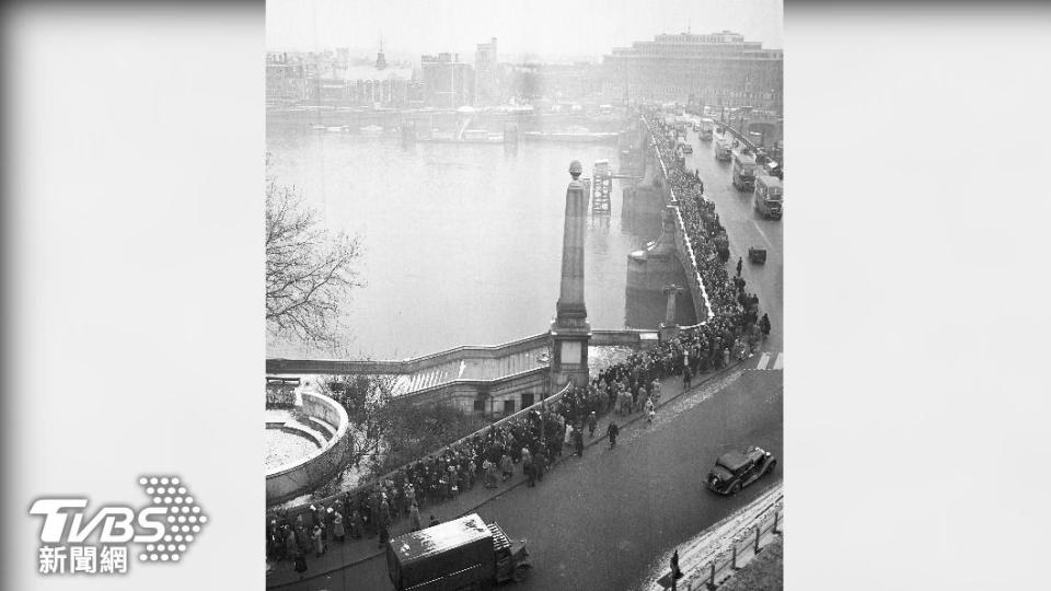 英王喬治六世1952年逝世，大批英國民眾在泰晤士河南岸排隊前往瞻仰靈柩。（圖/達志影像美聯社）