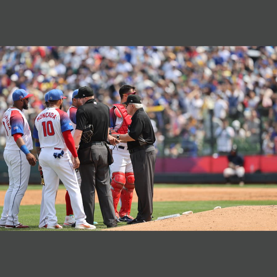 世界棒球經典賽，古巴隊先發投手雷法（Elian Leyva）被檢查「抹油」又因手抽筋退場。記者余承翰／攝影