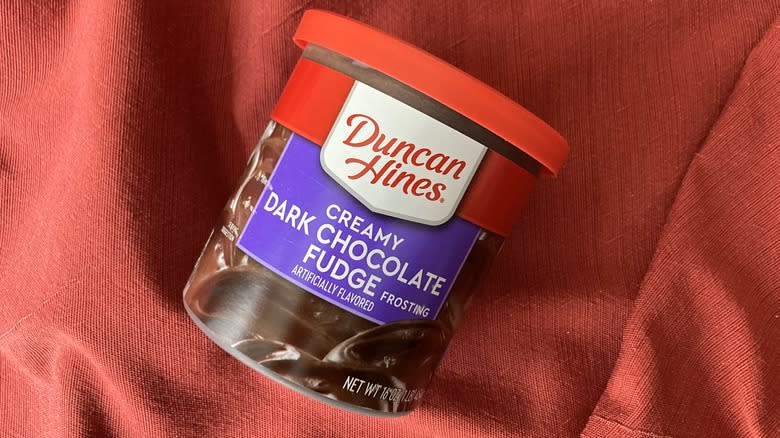 can of Duncan Hines fudge frosting